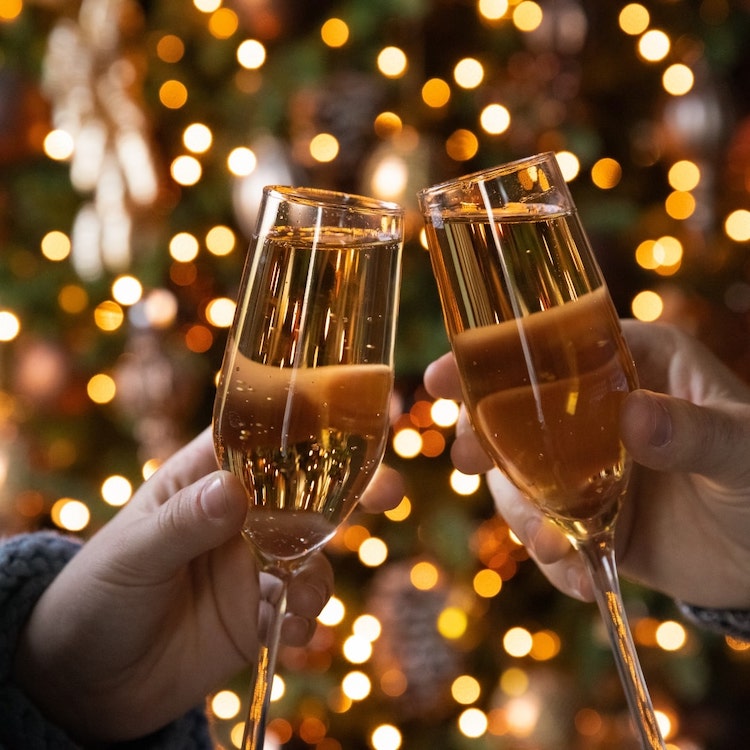 מתנות לחג - ארוחת חג ואירוח מלווה בכוסות יין