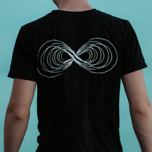 חולצה שחורה עם הדפס גב